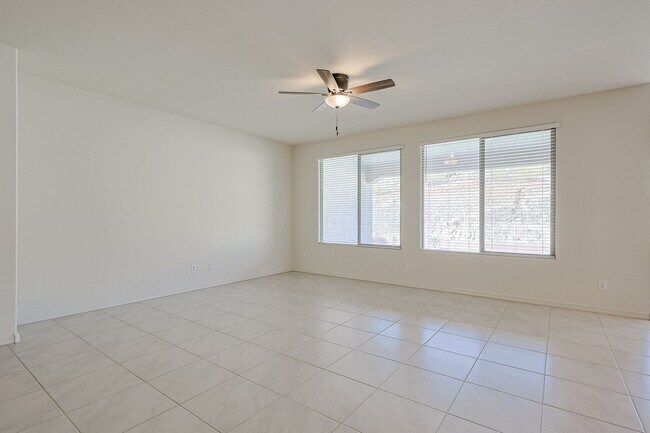 Foto del edificio - Beautiful 4 Bedroom Home in Aloravita Community