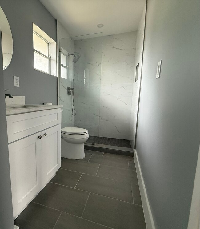 Baño nuevo con ducha y mucho espacio de almacenamiento. - 1404 NW 6th Ave