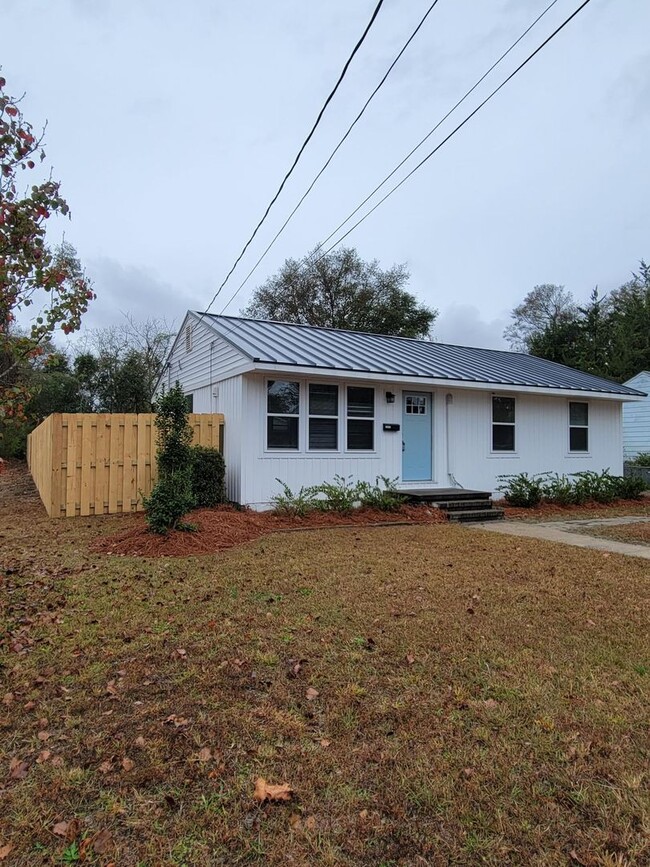 Foto del edificio - SUNSET PARK - Renovated Cottage Style home...