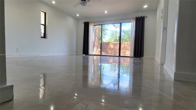 Foto del edificio - 251 NW 43rd Ct