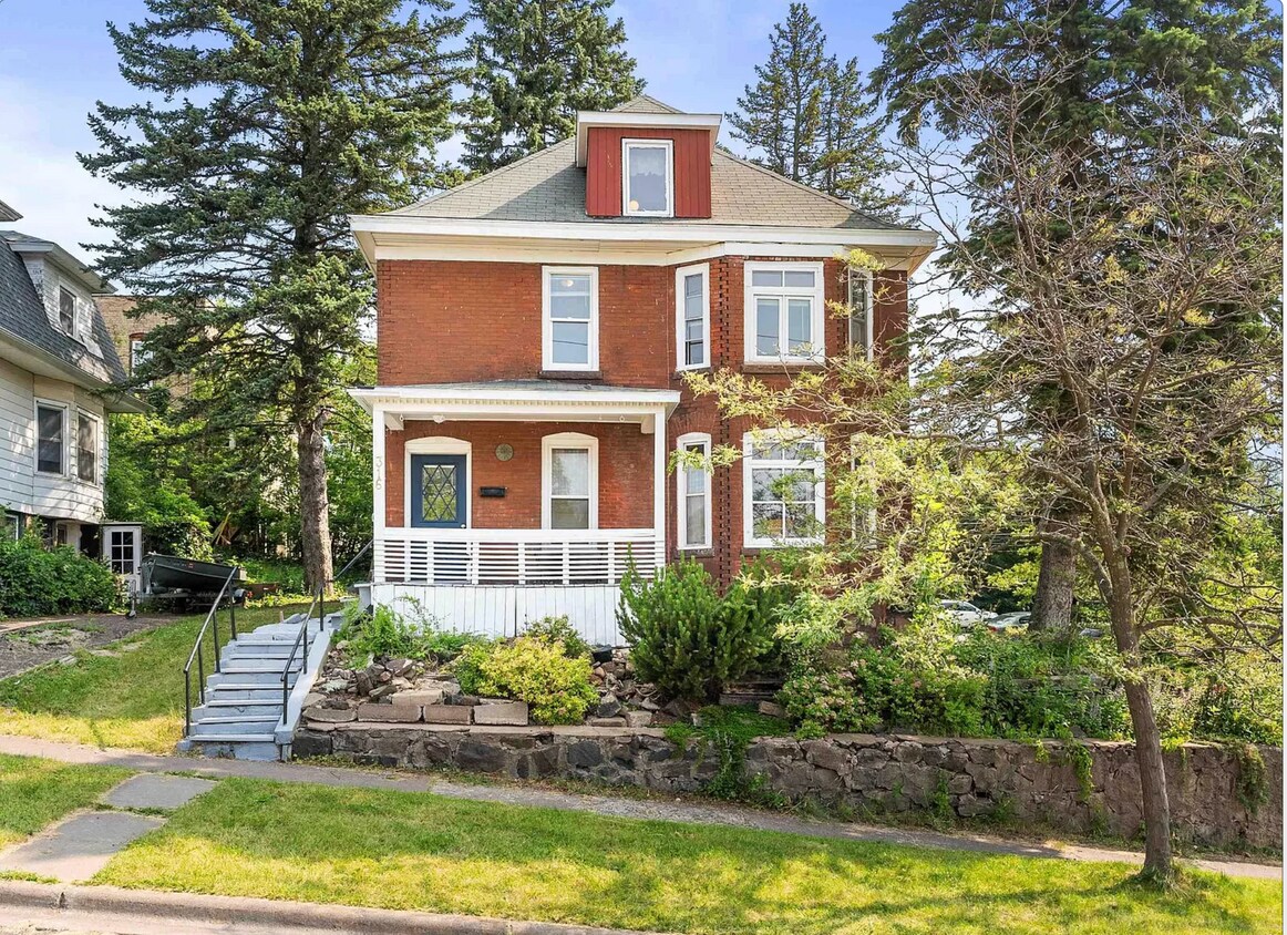 Foto principal - 316 N 15th Ave E