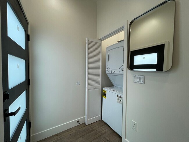 Foto del edificio - Beautiful Newly Renovated  1 bd 1ba Near Melrose Place