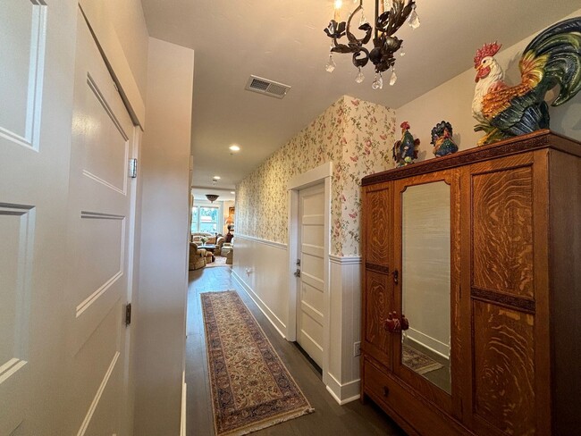 Foto del edificio - Charming 3-Bed, 2.5-Bath Townhouse in Apto...