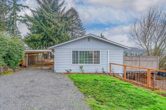 Primary Photo - LARGE FOUR BEDROOM HOME WITH TWO KITCHENS