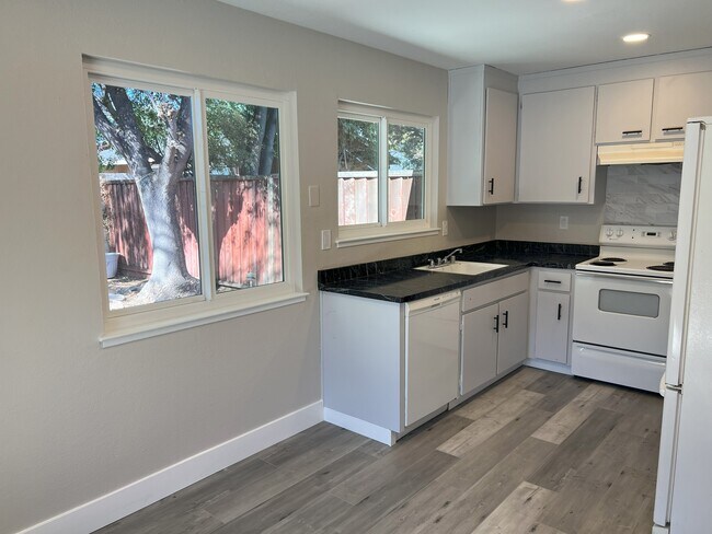 Building Photo - 5181 Oxbow Ct