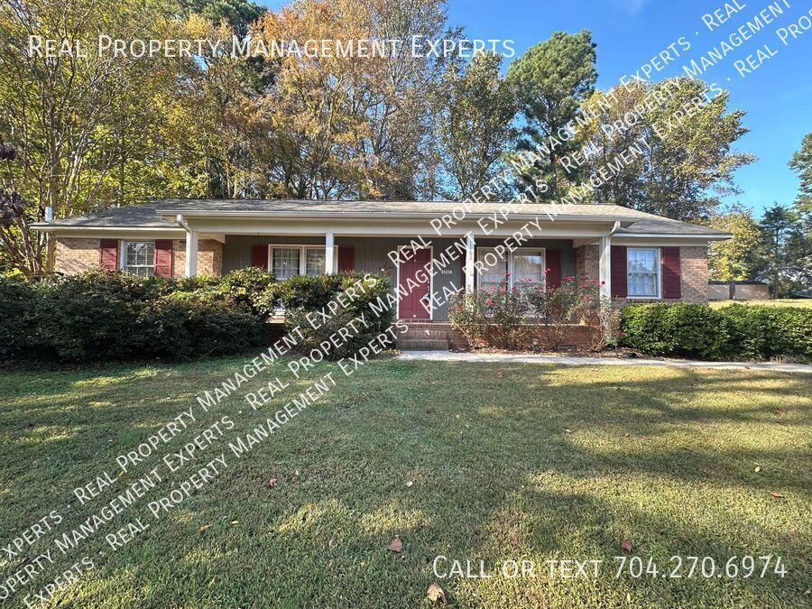 Foto principal - **MOVE IN SPECIAL!**Charming 3BR/2.5BA Ran...