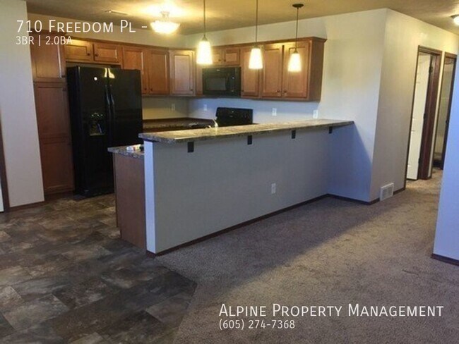 Building Photo - Ground Floor 3 Bed/2 Bath Apartment with 2...