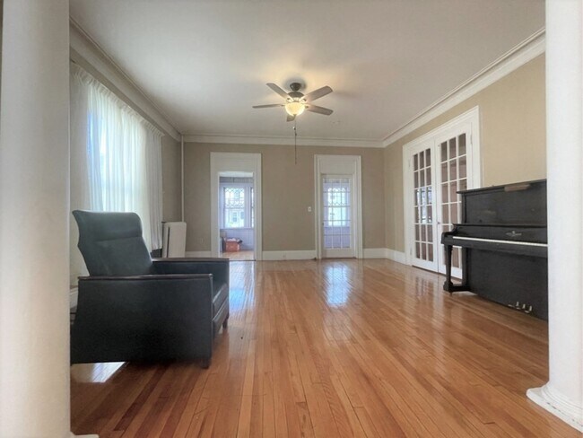 Building Photo - 45 Maple St