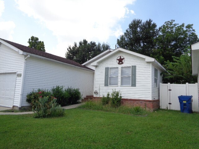 Foto del edificio - 21015 Sweet Blossom Ln