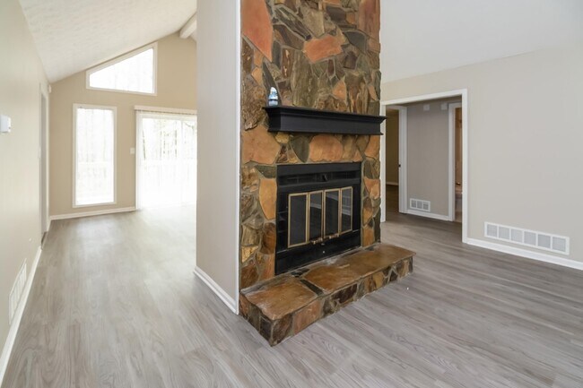 Foto del edificio - 285 Splitwood Ln