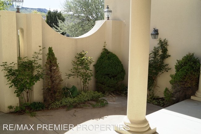 Building Photo - 4770 Aberfeldy Rd