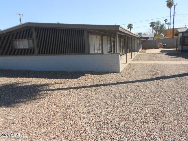 Foto del edificio - 1623 E Pinchot Ave