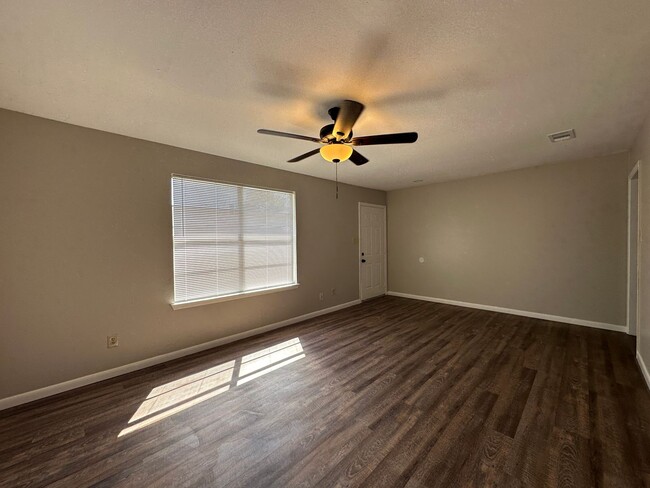 Building Photo - Sanger Avenue TriPlexes *LEASING SPECIAL A...