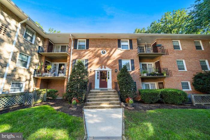 Primary Photo - 3790 Lyndhurst Dr