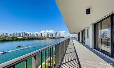 Building Photo - 1000 Venetian Way