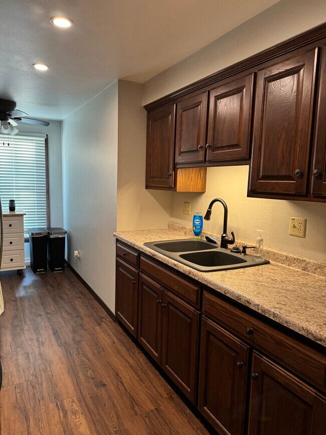 Foto del edificio - 3114 E Newberry St