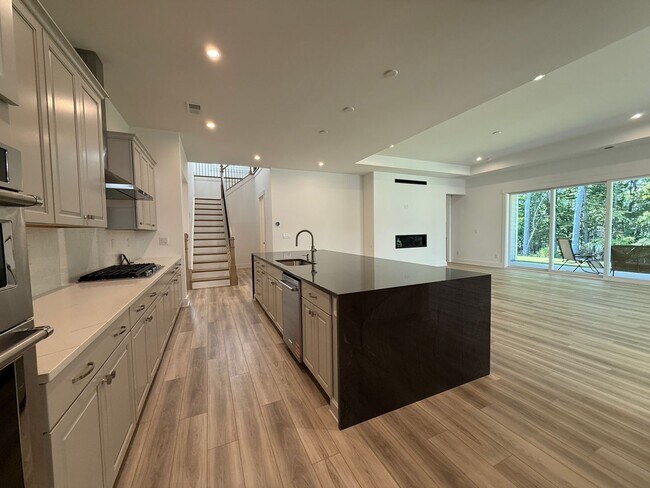 Foto del edificio - Beautiful 4 Bedroom Single Family Home