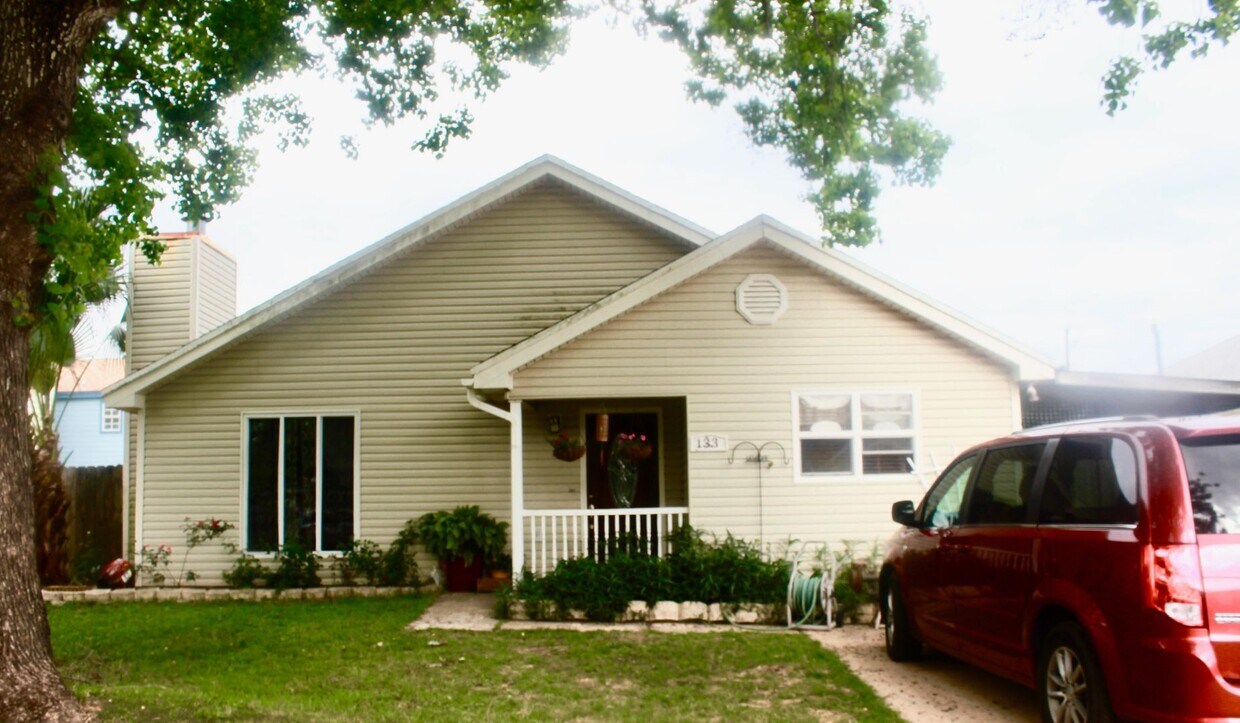 Building Photo - 3 BEDROOM 1.5 BATH HOUSE 1 BLOCK FROM THE ...