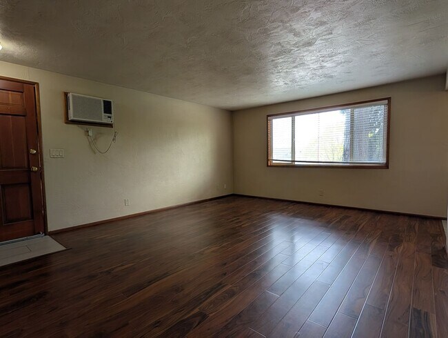 Building Photo - Beautifully Updated  2-Bedroom, 1-Bath Apartment In South Eugene