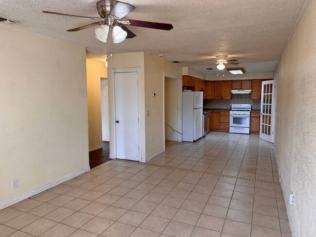 Building Photo - 3 Bed 1.5 Bath In City View