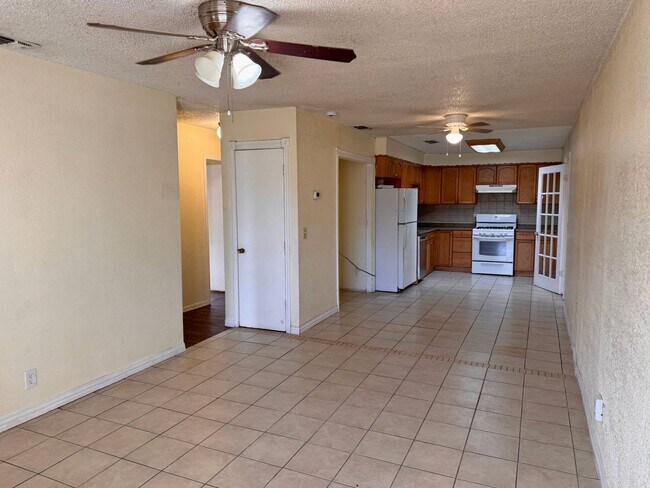 Foto del edificio - 3 Bed 1.5 Bath In City View