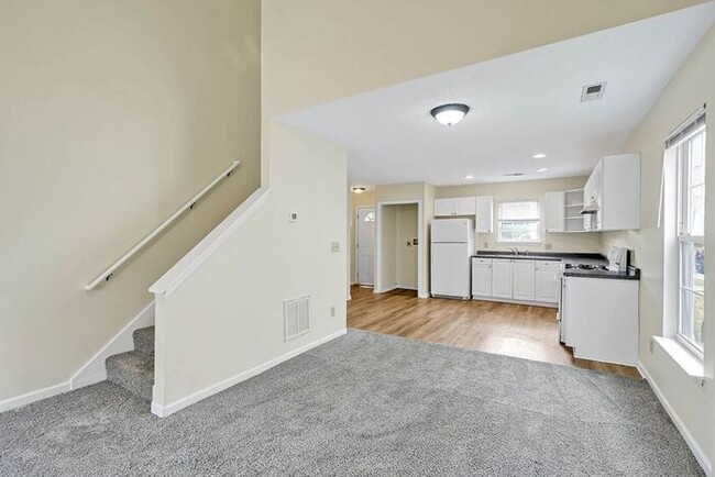 Building Photo - 3 BR/ End UNIT/ FIRE PLACE! Cozy townhouse...