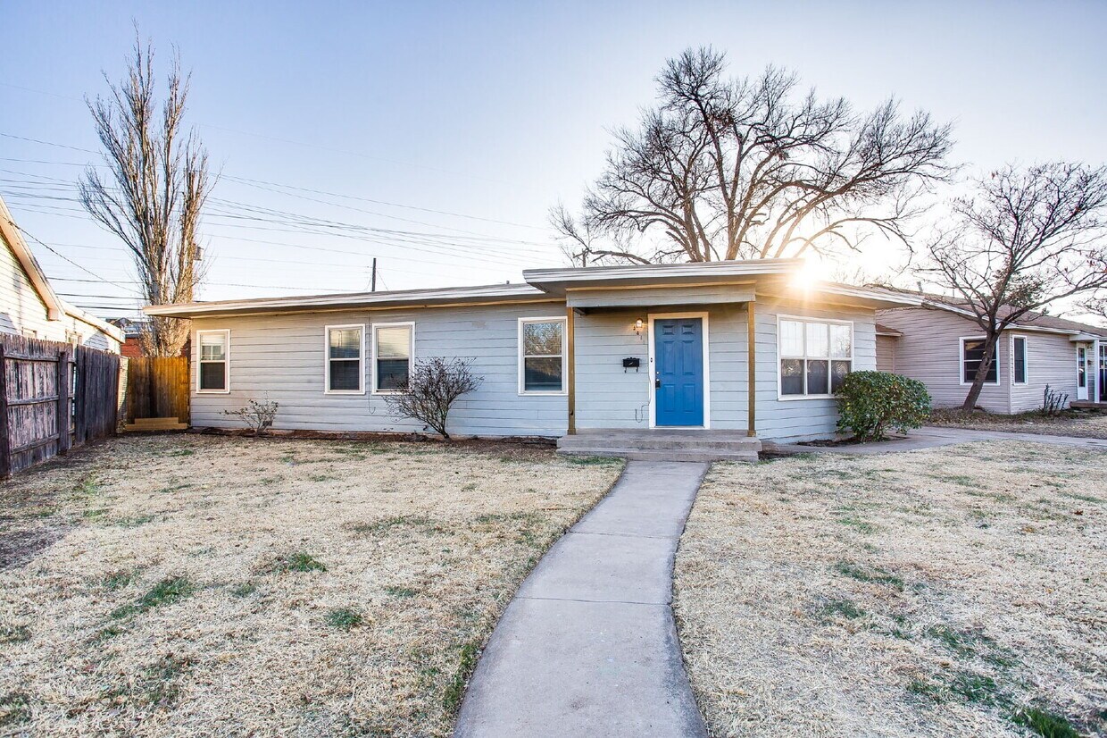 Foto principal - Spacious Three Bedroom Home With Modern Fl...