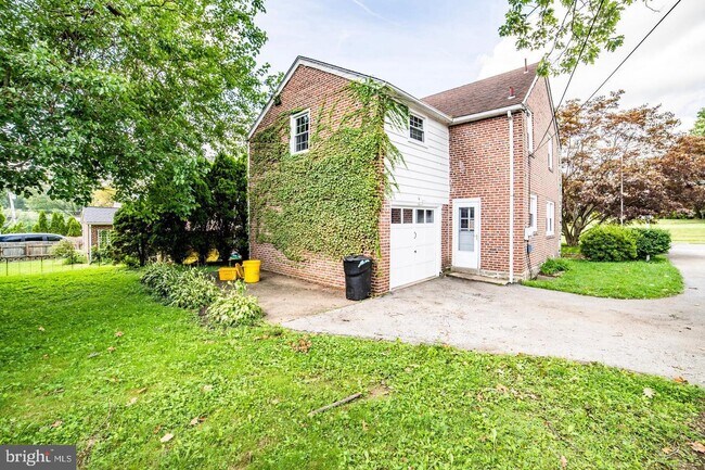 Building Photo - 210 Sunnybrook Rd