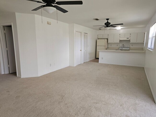 Foto del edificio - Freshly painted and brand new carpet/laminate 2 bed 2 bath 1 car garage single family home!!!