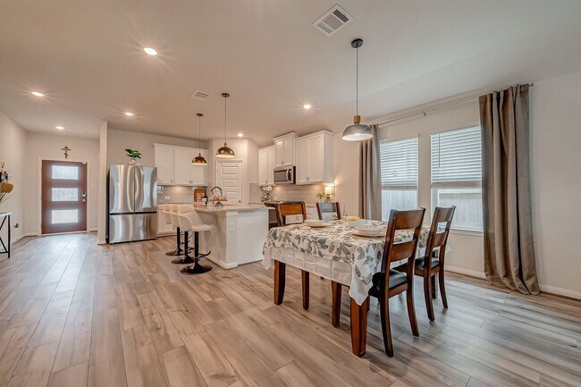 Foto del edificio - 2114 Cherryvale Dr