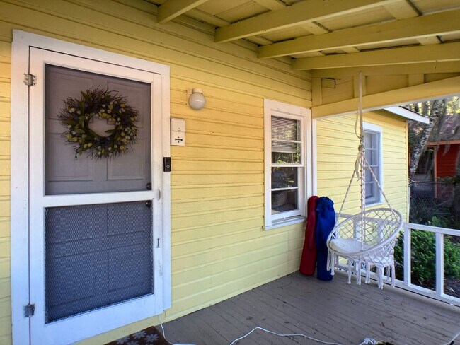 Building Photo - Lovely 2 Bedroom, 1 Bathroom Home (Huge Backyard)