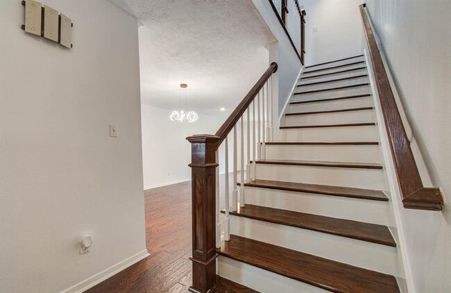 Building Photo - 926 Memorial Village Dr