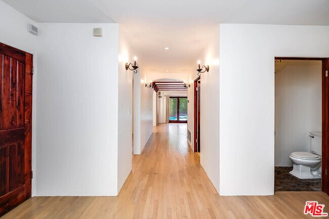 Building Photo - 1308 S Stanley Ave
