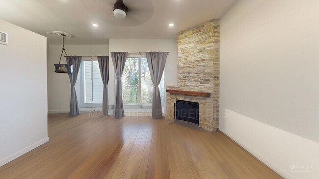 Foto del edificio - Beautiful 2-Bedroom/2-Bathroom Townhome
