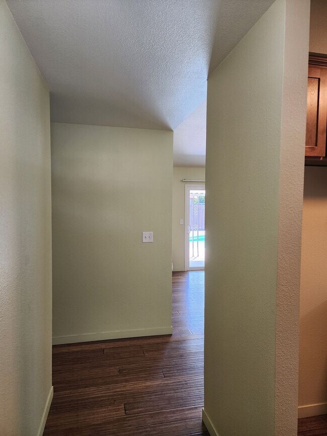 Foto del edificio - 3 Bedroom 2 Bathroom with Pool Near Davis High School