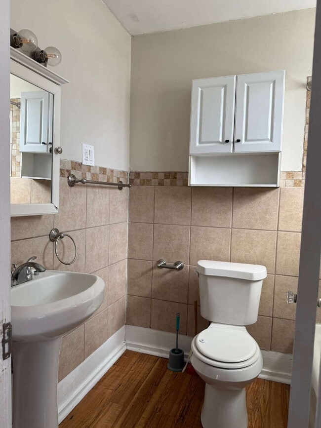 Building Photo - 1 Bedroom plus a Den, Close to SAC and Alamo Heights