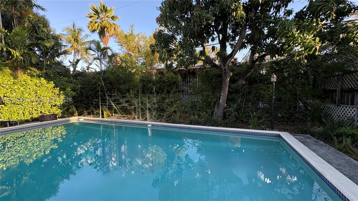 Foto principal - 710 NE 77th St