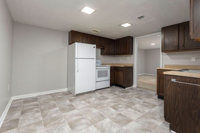 Building Photo - 9308 Aylesbury Dr