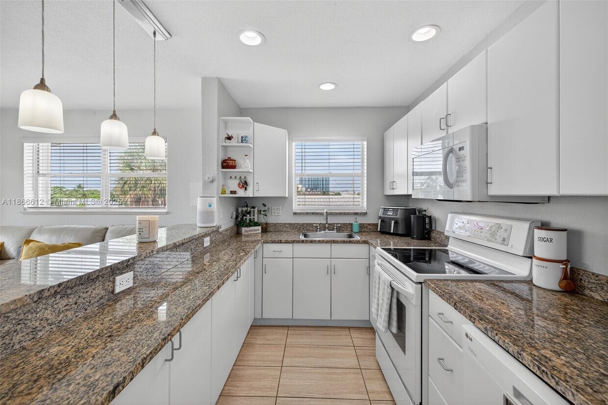 Foto principal - 2715 NE 49th St