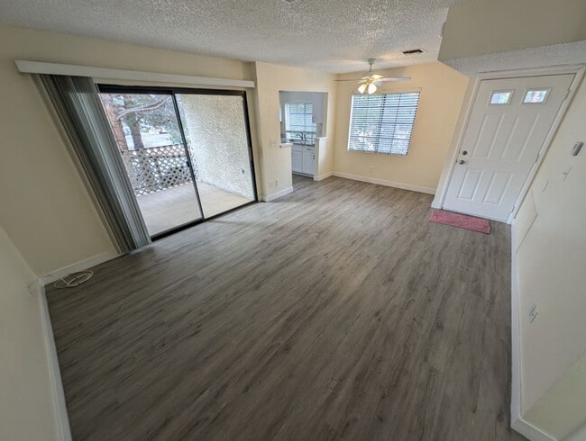 Foto del edificio - 4806 Nara Vista Way