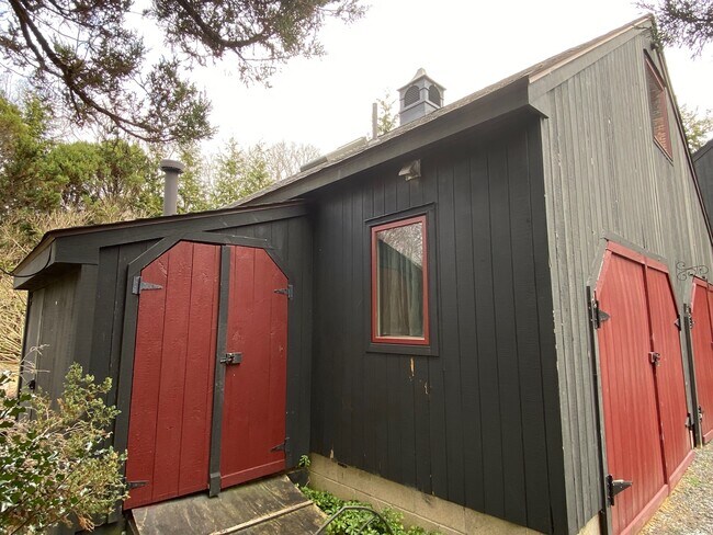 Foto del edificio - 592 Horse Pond Rd