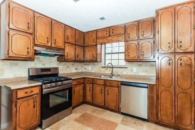 Building Photo - Gorgeous Home on 185 Summertown Drive