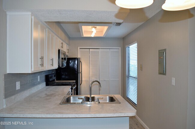 Foto del edificio - 4846 Kingsmeadow Ln