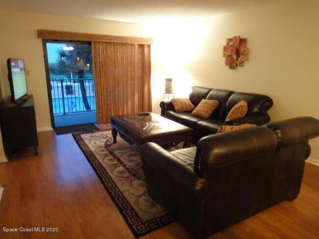 Foto del edificio - 7520 Ridgewood Ave