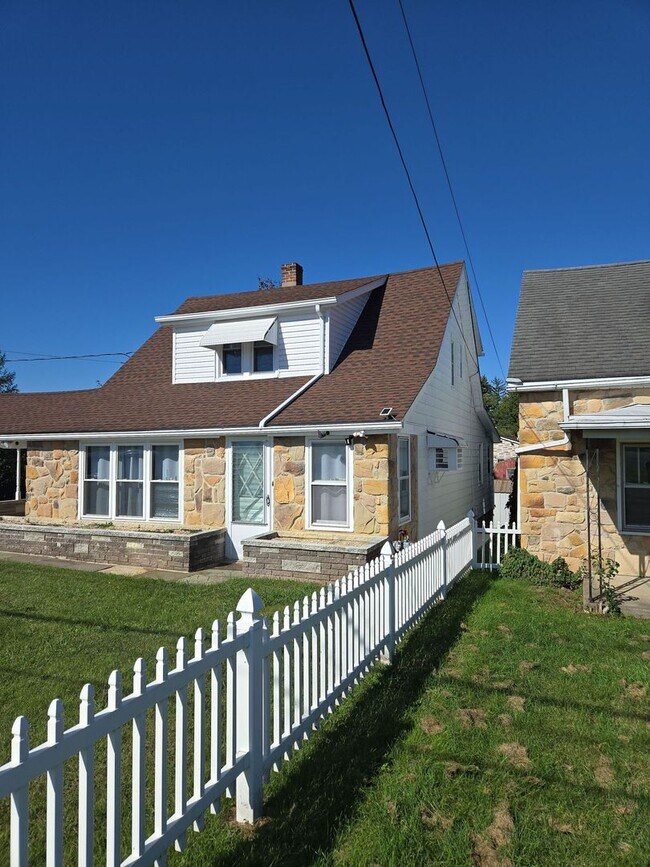 Foto del edificio - 4-5 Bedroom, 2 Bathroom 2-Story Detached H...