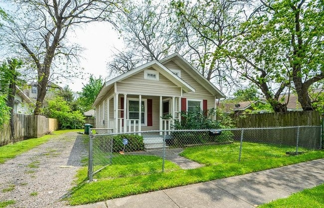 Building Photo - 1123 Louise St