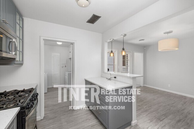 Building Photo - Gorgeous home recently updated