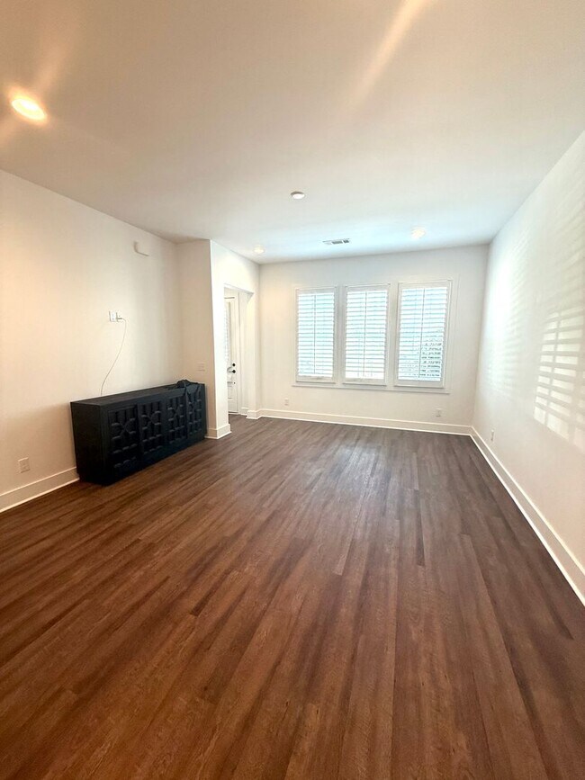 Foto del edificio - ** 3 Bed 3 Bath located in Hampstead ** Ca...