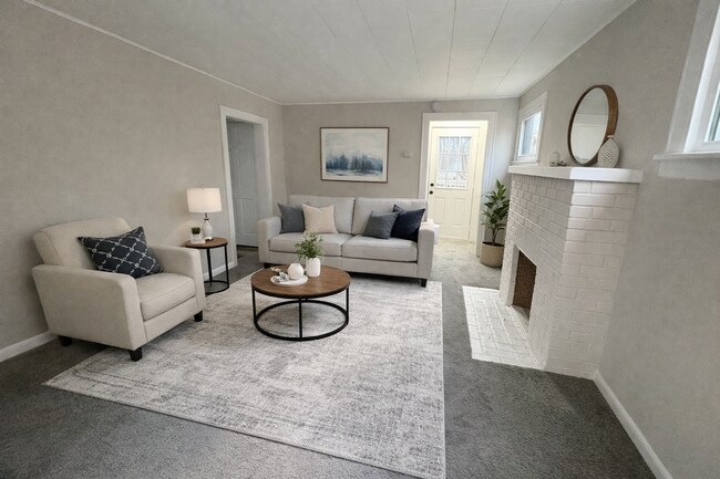 Foto del edificio - Spacious 5-Bedroom Rental with Bonus Room, Patio & First-Floor Full Bath