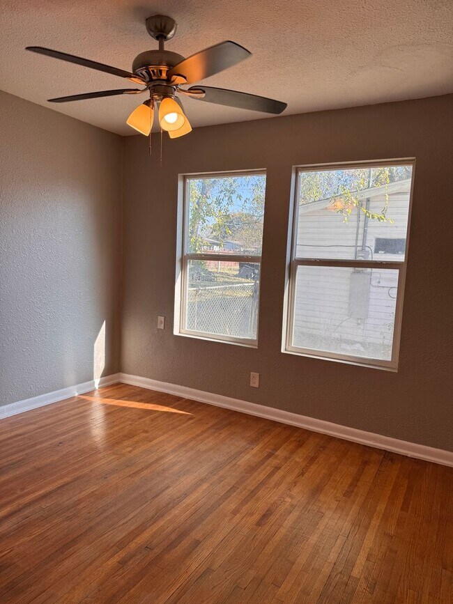 Foto del edificio - Property For Lease!